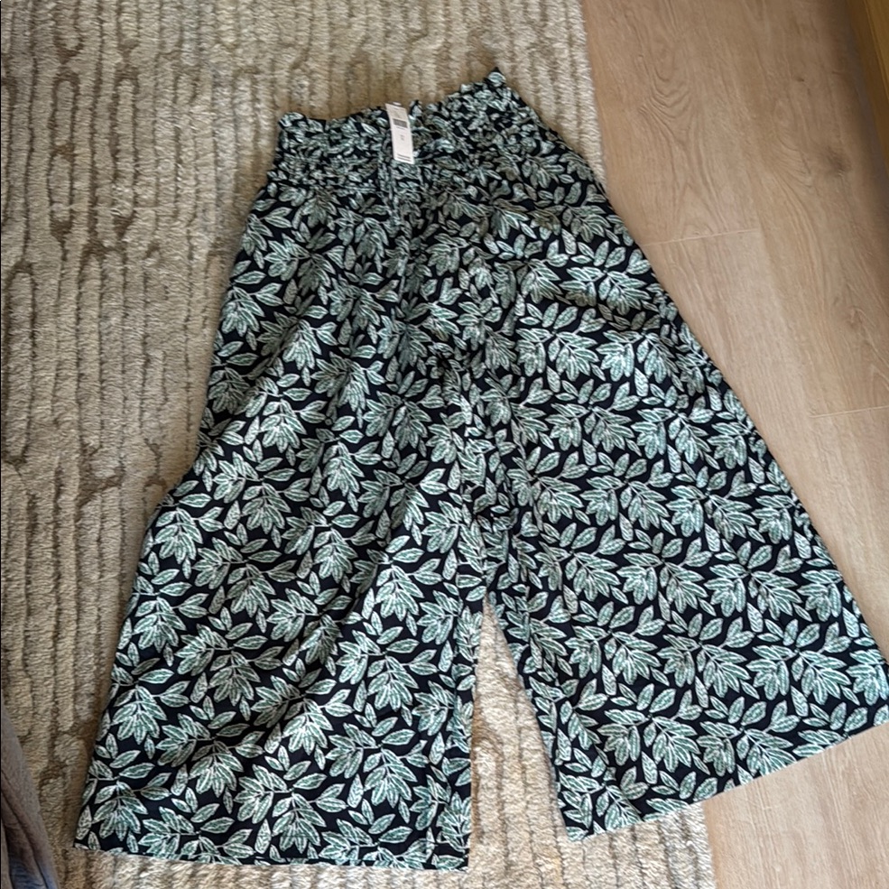 Anthropologie Black And Green Leaf Print Capris